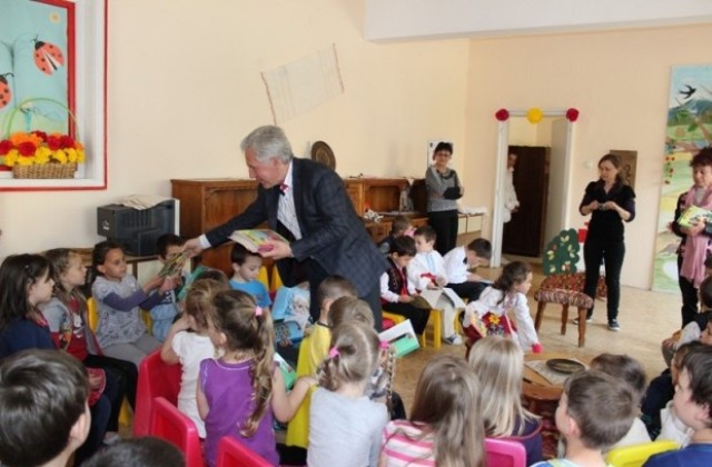 Децата на Трявна получиха книги от кмета Драгомир Николов