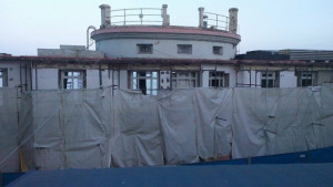 Ремонтират фасадата на морските бани