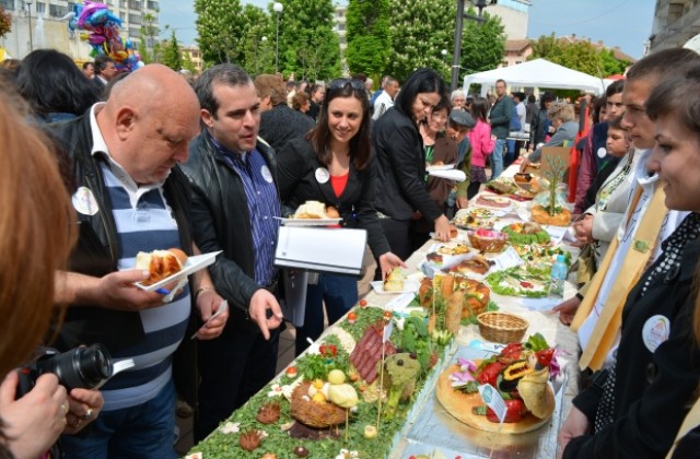 Празникът на яйцето събра 4000 души в Павликени