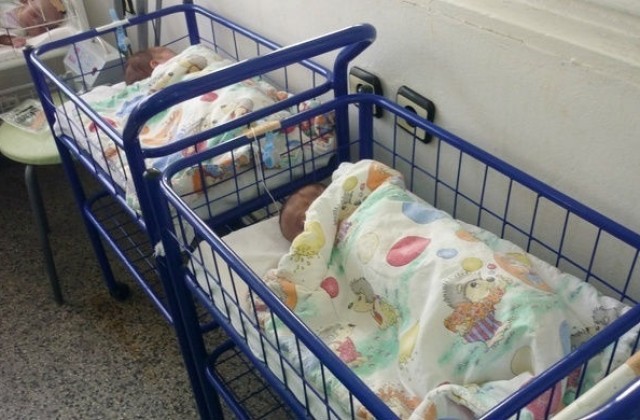 Бебето, пребито от акушерка, вече догонва връстниците си