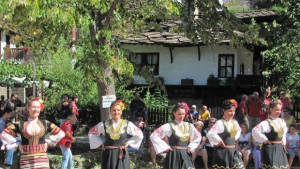 Гости на АИР Боженци се снимат облечени в народна носия