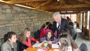 Отпечатват творби на тревненски деца върху разфасовки на соковете Prisun