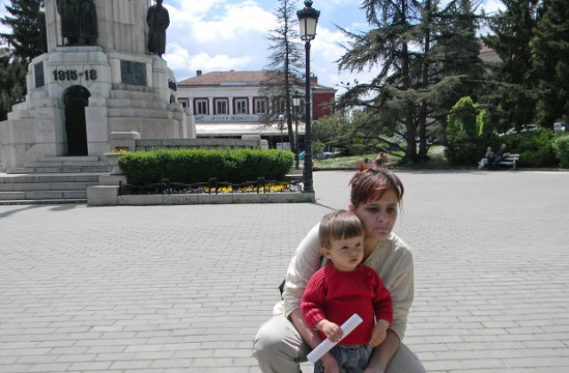 Във В. Търново се провали протестът в подкрепа на пребитото бебе Никол