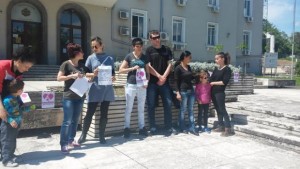 Скромен протест в подкрепа на пребитото бебе Никол в Стара