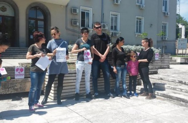 Скромен протест в подкрепа на пребитото бебе Никол в Стара Загора