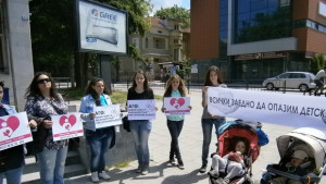 Максимална и ефективна присъда за акушерката Ковачева поискаха майки от
