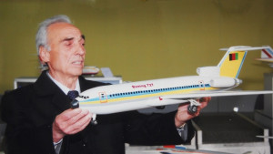 Пенсиониран полицай твори уникални самолети от дърво