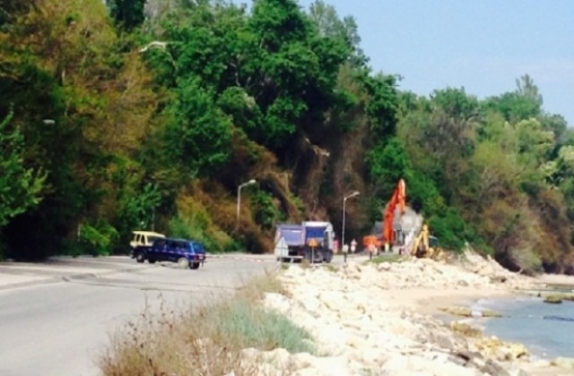 Свлачище в Морската градина се активизира