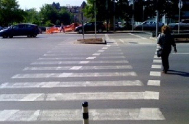 Кола блъсна възрастен пешеходец