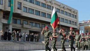 С поднасяне на венци и тържествен марш военните в Шумен