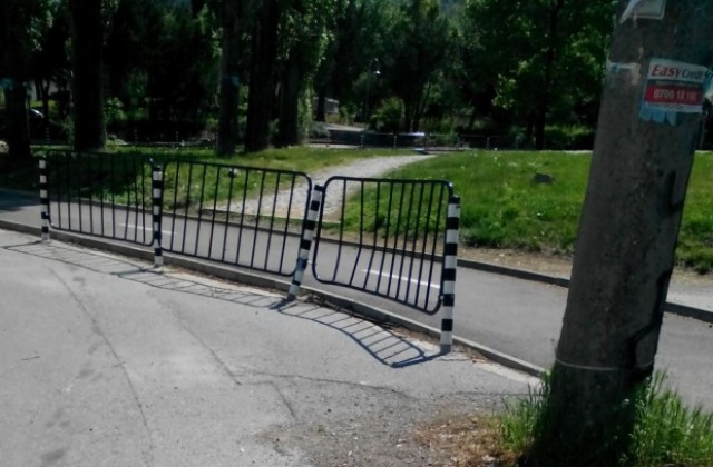 Пияни младежи забиха колите си в ограда на велоалеята и крайпътен стълб