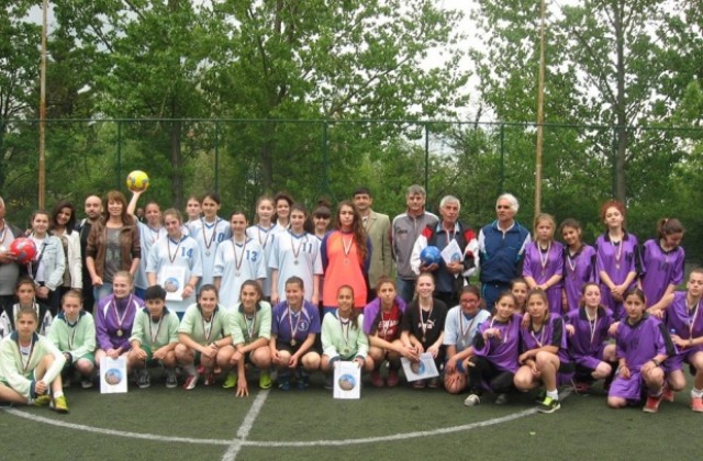 Спортното училище вдигна купата на турнира по футбол за девойки