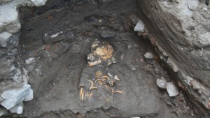 Откриха детски гроб до Главната