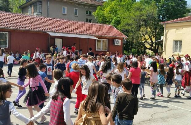 Пролетно веселие организираха в НУХристо Ботев