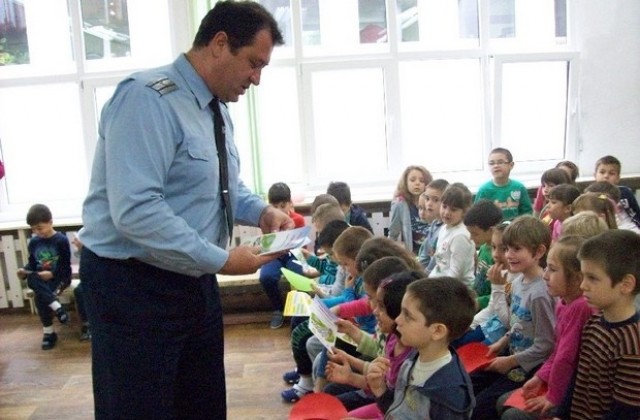 Деца и пътни полицаи учиха правилата за безопасност на движението