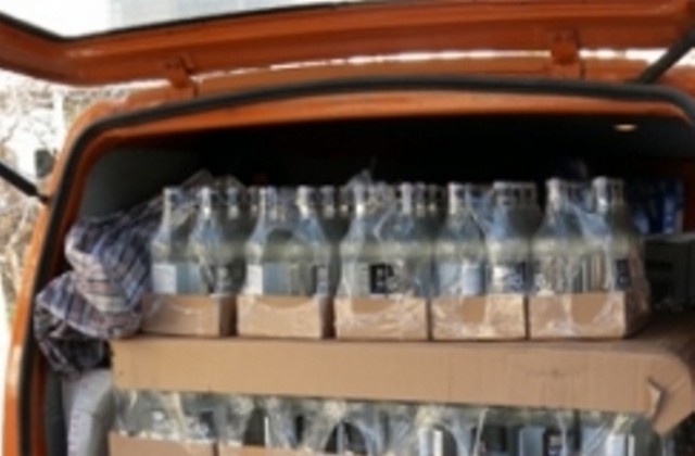 Двеста литра алкохол без бандерол хванаха митничари и полицаи в района на кантон Любово