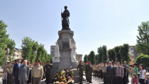 Военни демонстрации на площада в Хасково за Гергьовден