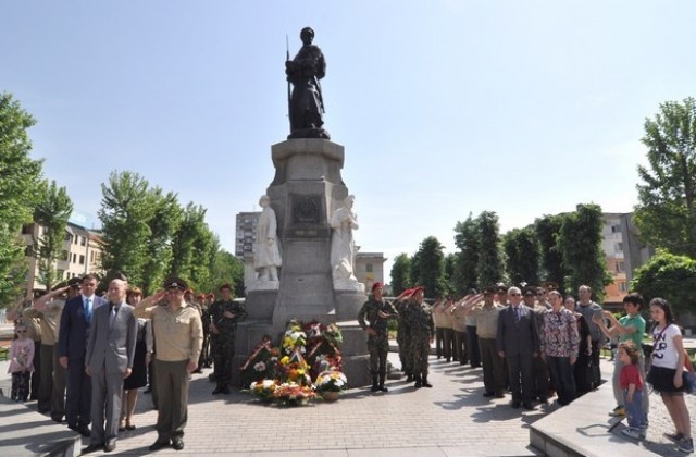 Военни демонстрации на площада в Хасково за Гергьовден