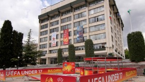 Стилиян Петров и Мартин Петров раздават автографи на УЕФА ЕВРО