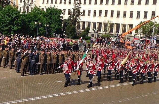 1000 военнослужещи и Ми-17 на парада в Деня на храбростта (СНИМКИ)