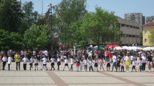 Опит за найдългото хоро в Дупница