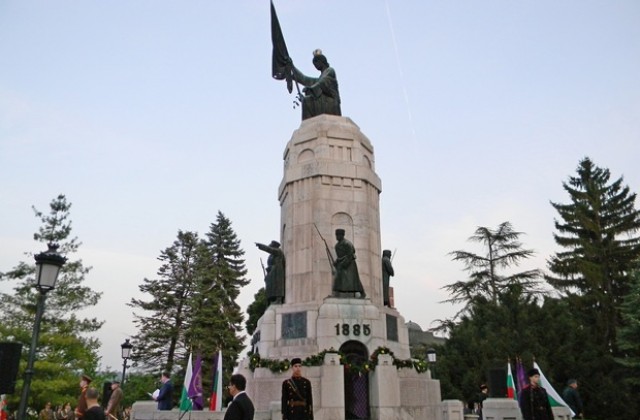 Велико Търново почете храбростта на българските войни и 80 години "Майка България"