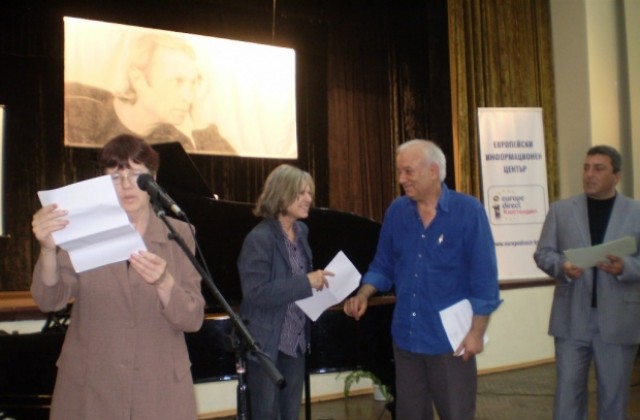 325 поети с 965 стихотворения се включиха в литературния конкурс за поезия „Биньо Иванов