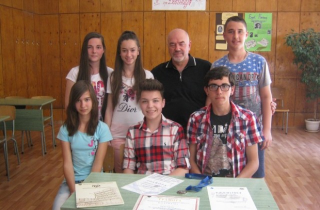 Ученици от Дупница сред най- добрите по техническо чертане в България