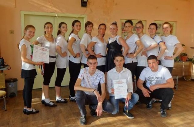 Златни медали и дипломи за състави от Червен бряг от Гергьовски люлки