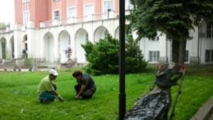 Паркстрой почиства и коси новите тревни площи на площада