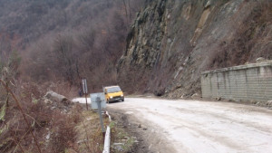 Предприемат спешни мерки за овладяване на свлачището в Пещера