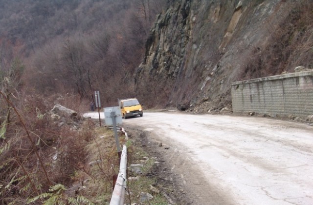 Предприемат спешни мерки за овладяване на свлачището в Пещера