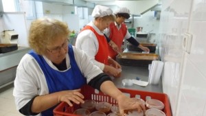 Проект осигурява топъл обяд за 150 нуждаещи се от община