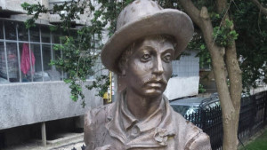 Откраднаха букета и бастуна от скулптурата на Люцкан в Добрич