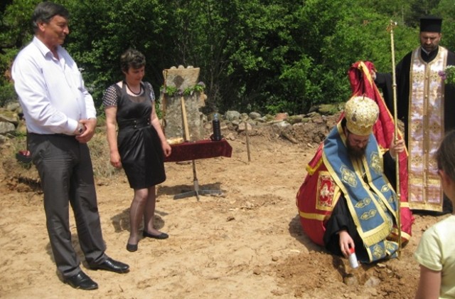 Първа копка на параклис в село Горен Чифлик