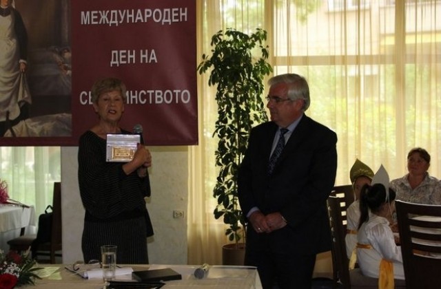 Проф. Стойков поздрави здравни специалисти за Деня на сестринството