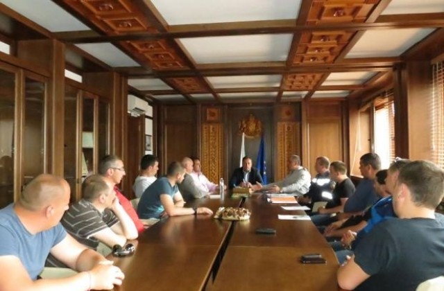 Кмет подари предпазна екипировка на доброволци