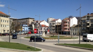 Полагат пътна маркировка в района на кръговото кръстовище до Консултативна