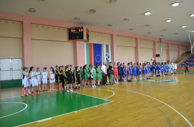 В Сливен се играят ученическите финали по баскетбол за девойки 11-12 клас