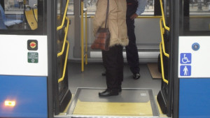 Пенсионер падна от автобуса шофьорът бързал да тръгне