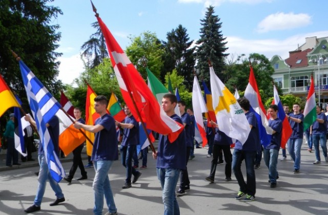 Велико Търново посвети на младите хора празника за Деня на Европа (СНИМКИ)