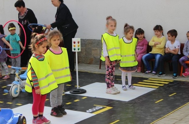 В Любимец деца изнесоха открит урок по пътна безопасност