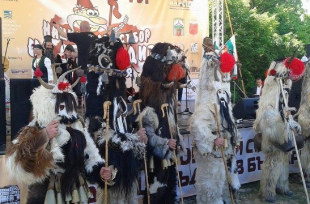 С калоферски гайди и кукерски изпълнения откриха Събора на овцевъдите (СНИМКИ)
