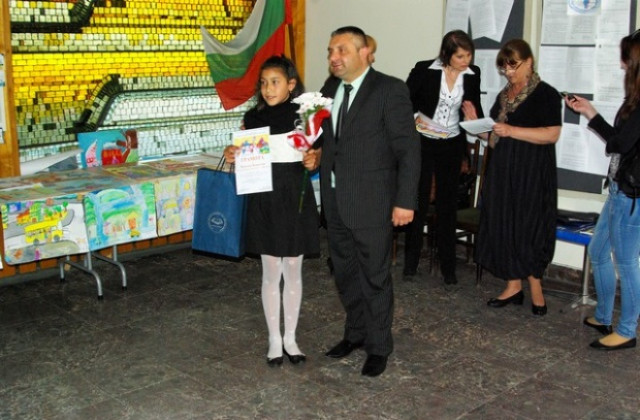 Отличиха 13 ученици в конкурс за детска рисунка Спаси живота на децата