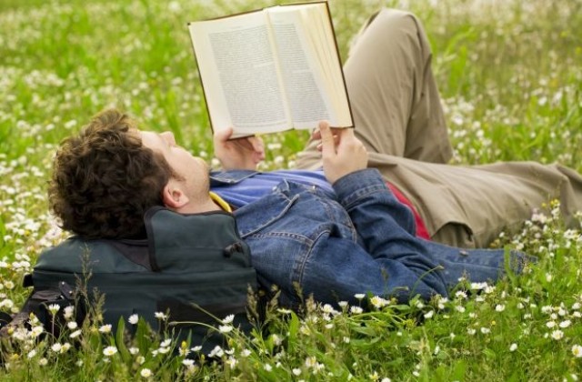 Кабинетът вдига грамотността с места за четене по гари и градинки