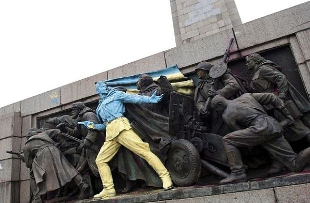 Доброволци пазят паметника на Съветската армия, за да не бъде осквернен