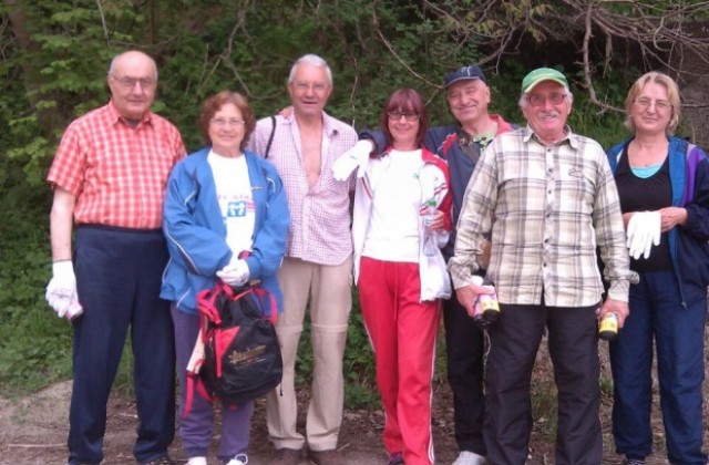 Туристи събраха боклука по пътя към Осогово