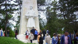 Добрич се поклони пред загиналите във Втората световна война СНИМКИ