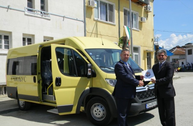 Депутат осигури нов училищен автобус за Златарица