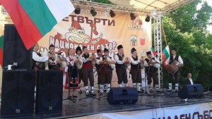 Съборът на овцевъдите продължава Ути Бъчваров готви в огромен казан